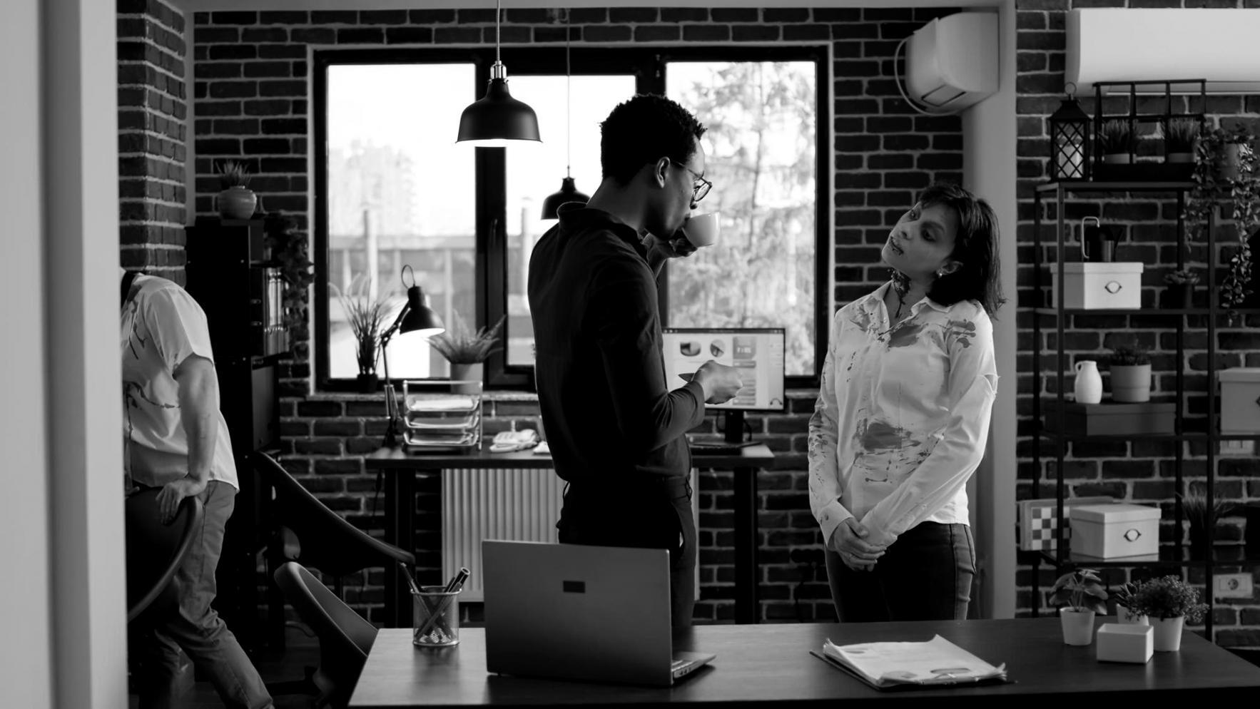 Команда экспертов Smartprofit анализирует код смарт-контракта