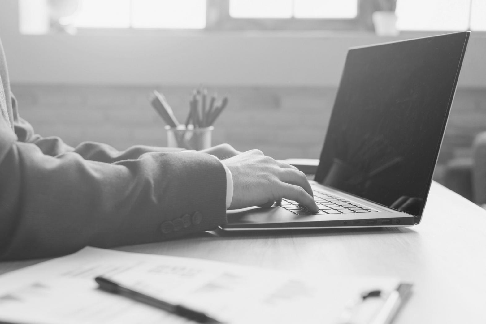 Команда специалистов за работой над анализом безопасности блокчейн-проектов