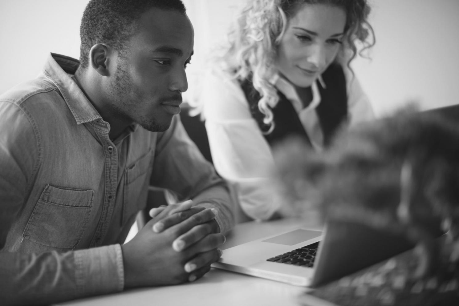 Процесс аудита смарт-контрактов на рабочем месте специалиста