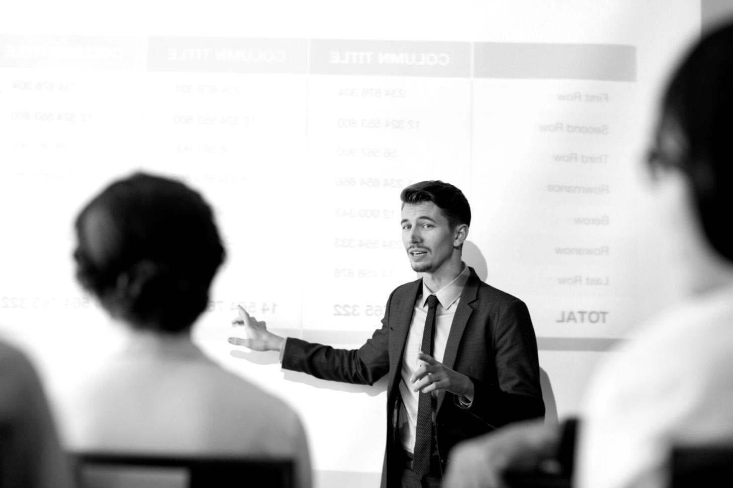 Команда экспертов работает над сложным блокчейн-проектом